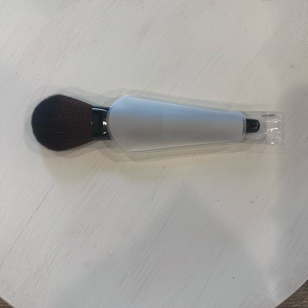 2 FOR ONE Laura Mercier Powder Brush